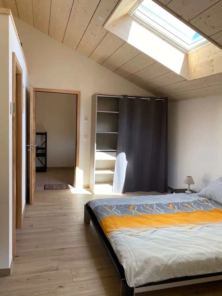 Lit double sous le velux, vu depuis la porte