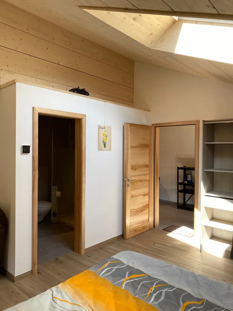 Entrée de la chambre et accès à la salle d’eau