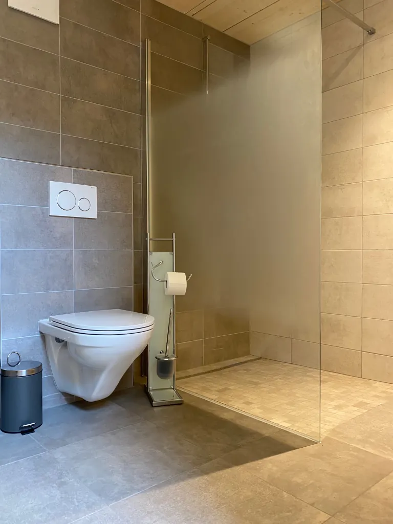 Salle d’eau avec douche à l’italienne et WC suspendu