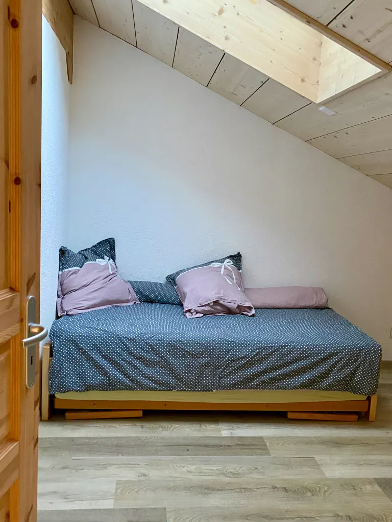 Chambre avec lit d’appoint sous le velux