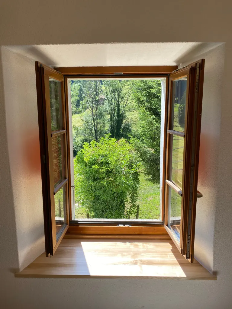 Fenêtre ouverte sur la verdure