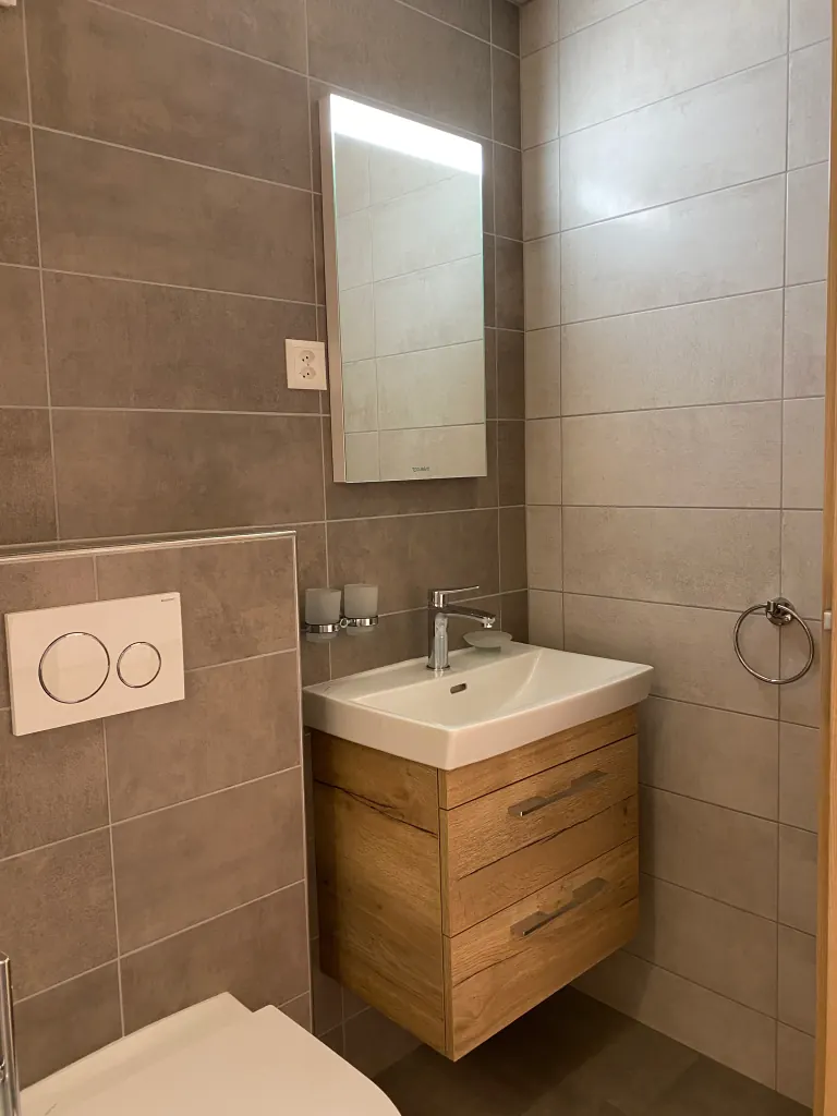 Lavabo suspendu de la salle d’eau