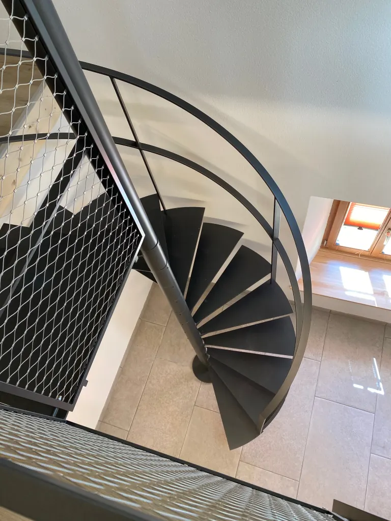 Escalier en colimaçon vers la mezzanine