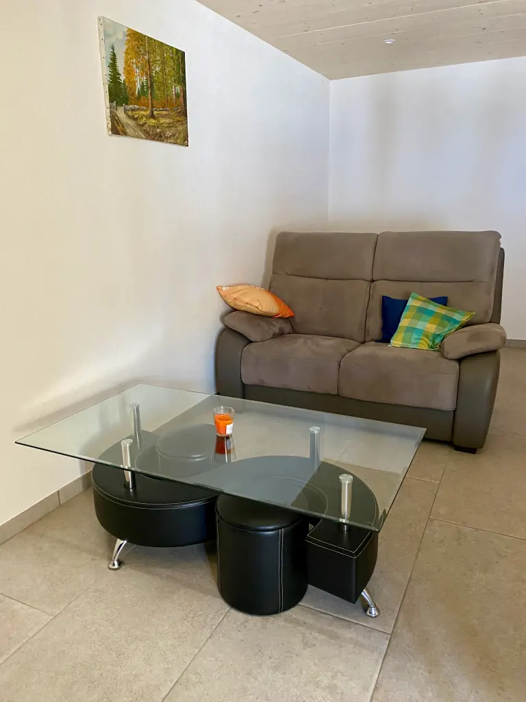 Canapé et table basse en verre