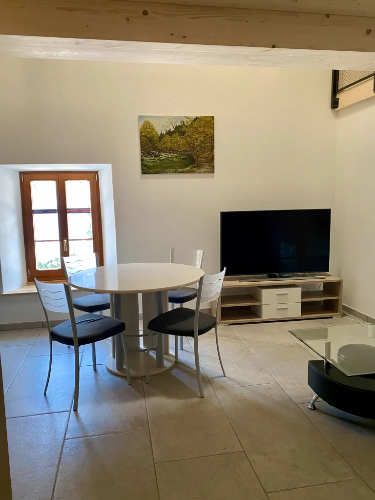 Salon et coin repas devant la fenêtre